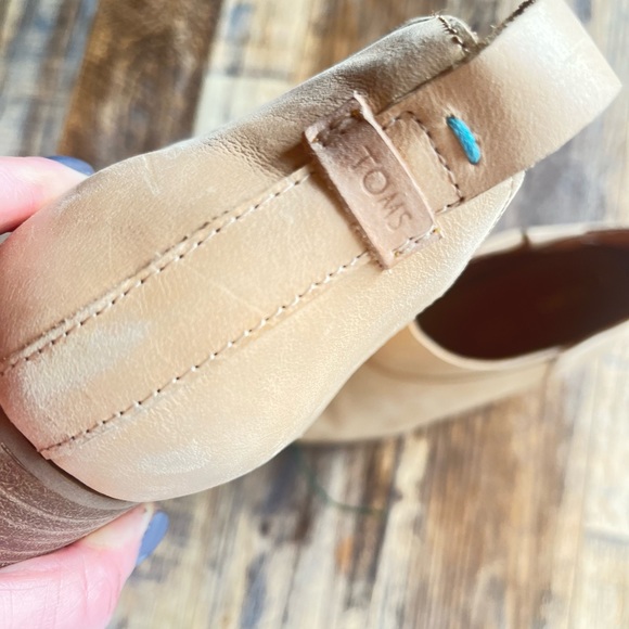 TOMS TAN BOOTIES SIZE 8 FAUX LEATHER  SLIP ON - Picture 12 of 13